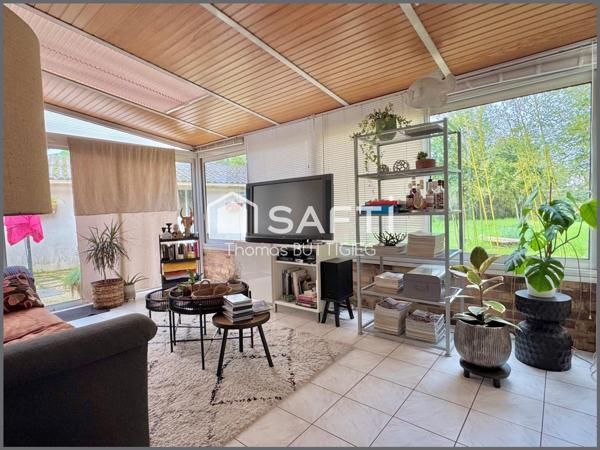 Maison de ville avec garage et jardin.