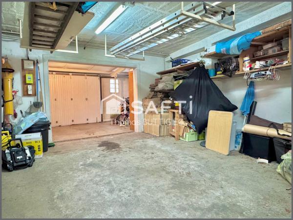 Maison de ville avec garage et jardin.