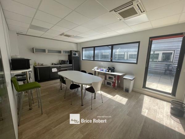 Bureaux à louer à Rillieux-la-Pape dans parc tertiaire avec terrasse commune