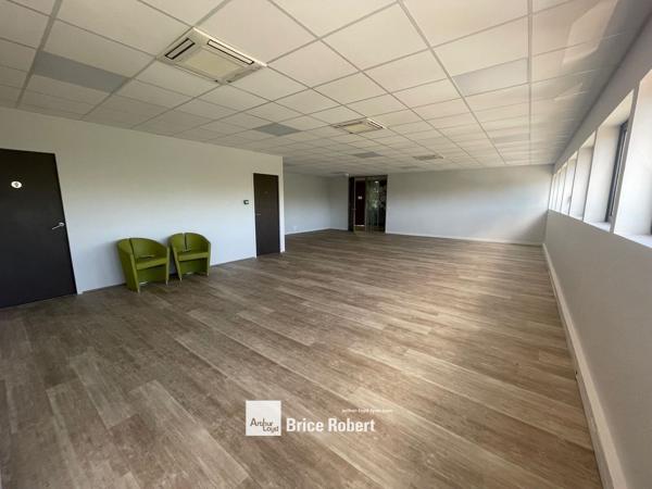 Bureaux à louer à Rillieux-la-Pape dans parc tertiaire avec terrasse commune