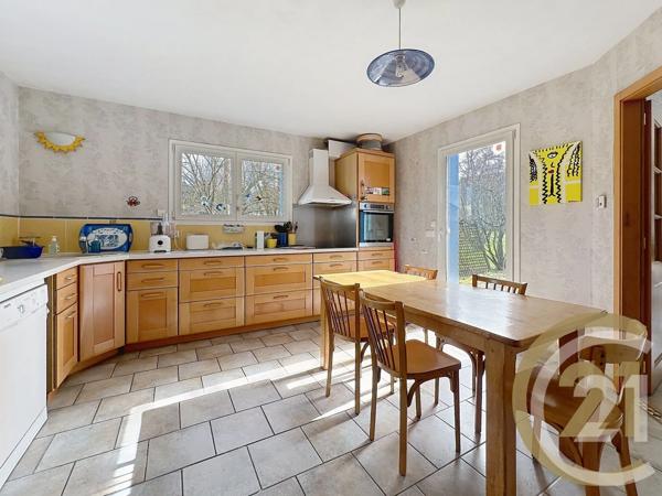 Maison à vendre  8 pièces - 159 m 2   BUC  - 90
