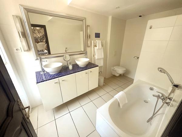 A vendre VAR (83), FDC avec MURS, hotel de charme 3 étoiles, restaurant, piscine, CA 221KE