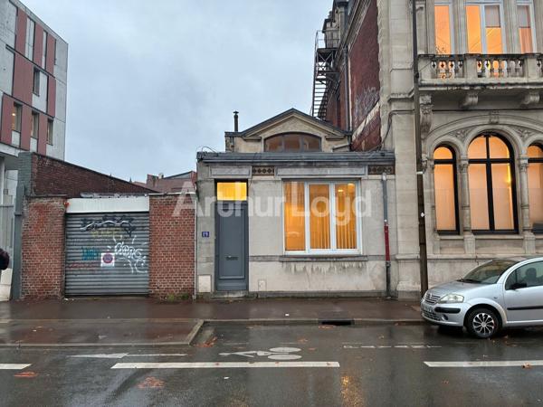 Bureaux indépendants avec cachet, extérieur privatif et parking à vendre/à louer - Opportunité rare à Roubaix