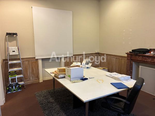 Bureaux indépendants avec cachet, extérieur privatif et parking à vendre/à louer - Opportunité rare à Roubaix