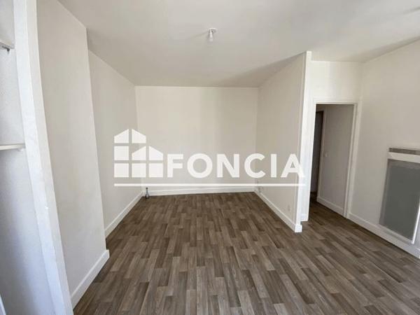 Location Studio 27 m² - 17 RUE BARBANEGRE Paris 75019