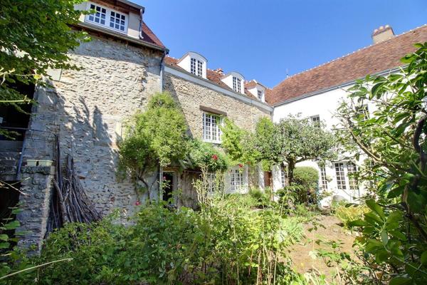 Magnifique demeure bourgeoise avec jardin au centre historique d EPERNON