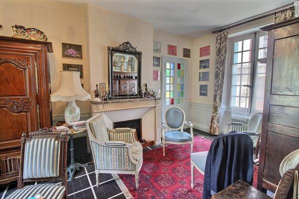 Magnifique demeure bourgeoise avec jardin au centre historique d EPERNON