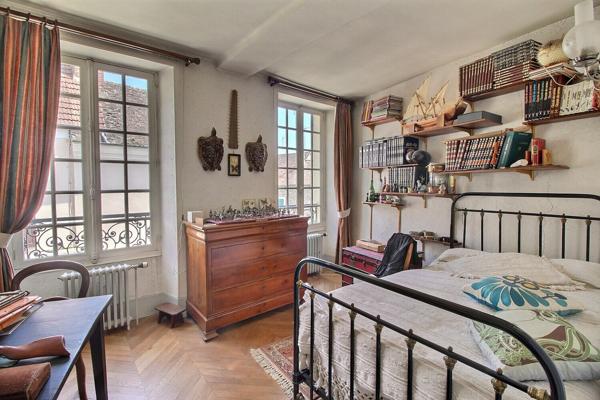 Magnifique demeure bourgeoise avec jardin au centre historique d EPERNON