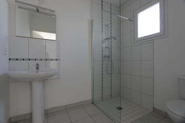 UNE MAISON RÉCENTE SUR PLUGUFFAN. -