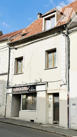 Ensemble immobilier de quatre appartements et un local commercial.