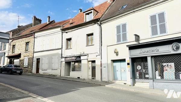 Ensemble immobilier de quatre appartements et un local commercial.