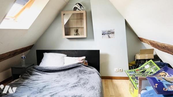Ensemble immobilier de quatre appartements et un local commercial.