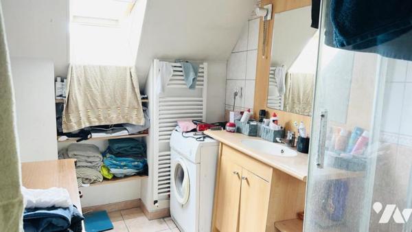 Ensemble immobilier de quatre appartements et un local commercial.