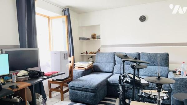 Ensemble immobilier de quatre appartements et un local commercial.