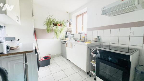 Ensemble immobilier de quatre appartements et un local commercial.