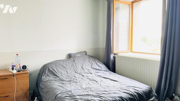 Ensemble immobilier de quatre appartements et un local commercial.