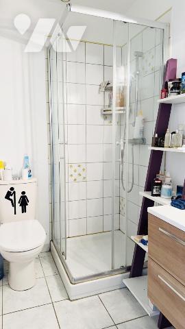 Ensemble immobilier de quatre appartements et un local commercial.