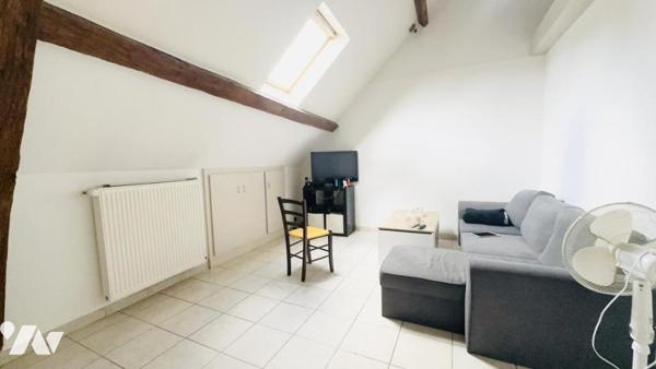 Ensemble immobilier de quatre appartements et un local commercial.