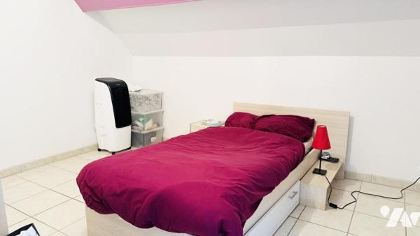 Ensemble immobilier de quatre appartements et un local commercial.