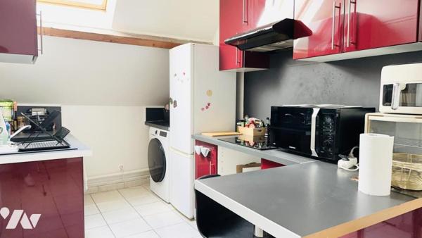 Ensemble immobilier de quatre appartements et un local commercial.