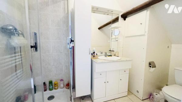 Ensemble immobilier de quatre appartements et un local commercial.