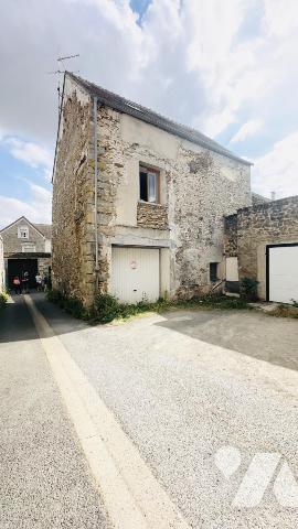 Ensemble immobilier de quatre appartements et un local commercial.