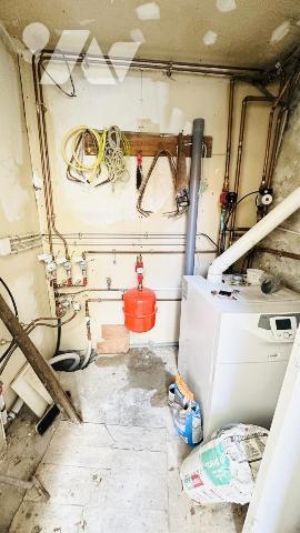 Ensemble immobilier de quatre appartements et un local commercial.
