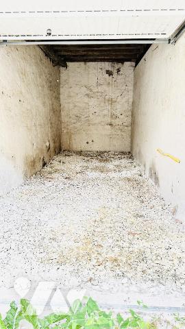 Ensemble immobilier de quatre appartements et un local commercial.