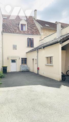 Ensemble immobilier de quatre appartements et un local commercial.