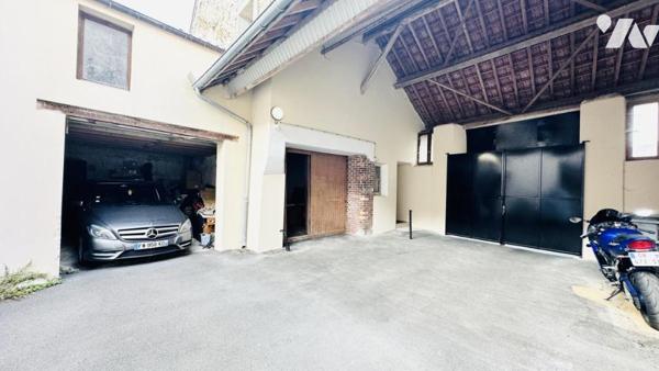 Ensemble immobilier de quatre appartements et un local commercial.