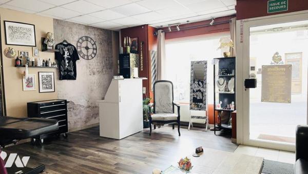 Ensemble immobilier de quatre appartements et un local commercial.