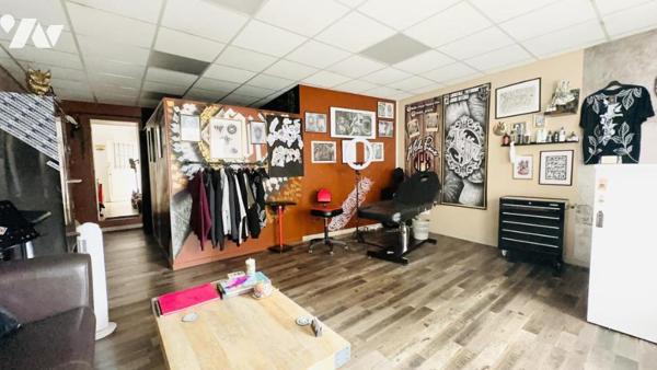 Ensemble immobilier de quatre appartements et un local commercial.