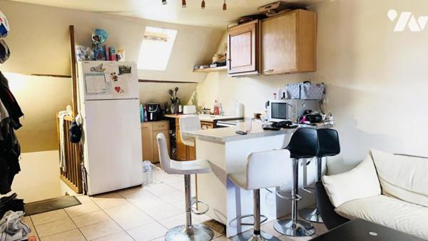 Ensemble immobilier de quatre appartements et un local commercial.