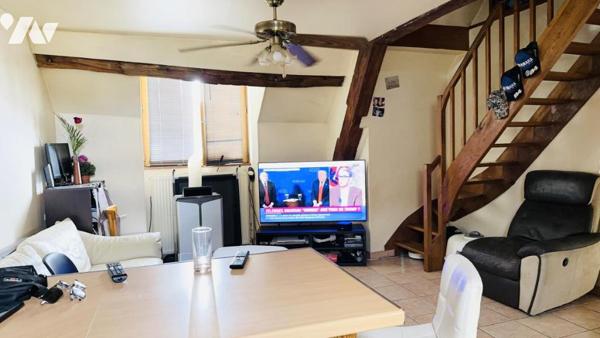 Ensemble immobilier de quatre appartements et un local commercial.