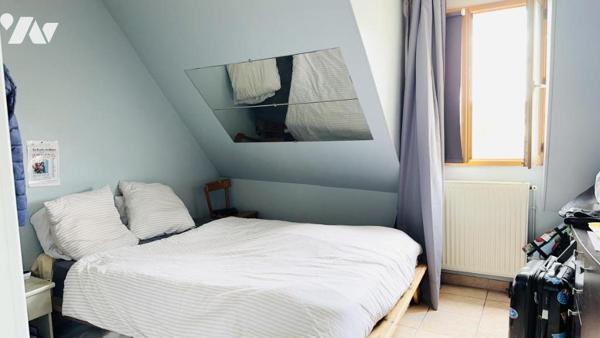 Ensemble immobilier de quatre appartements et un local commercial.