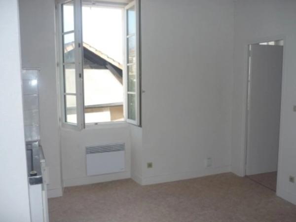 Appartement T2 en résidence sécurisée, face Hôtel de Ville, proche tous commerces et transport.