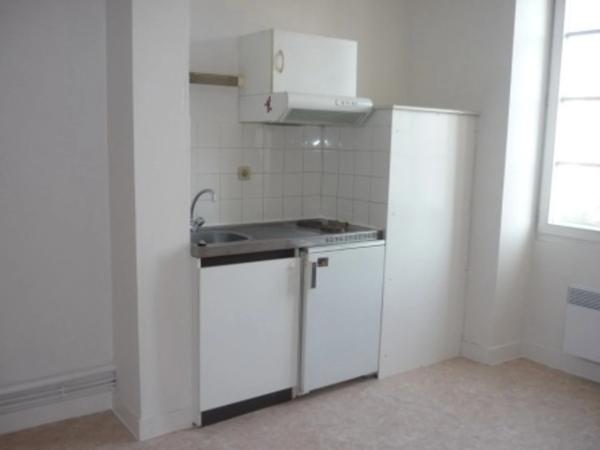 Appartement T2 en résidence sécurisée, face Hôtel de Ville, proche tous commerces et transport.