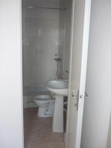Appartement T2 en résidence sécurisée, face Hôtel de Ville, proche tous commerces et transport.