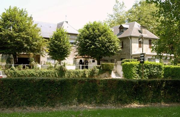 Dpt Hautes Pyrénées (65), à vendre LOURDES Ensemble immobilier collectif