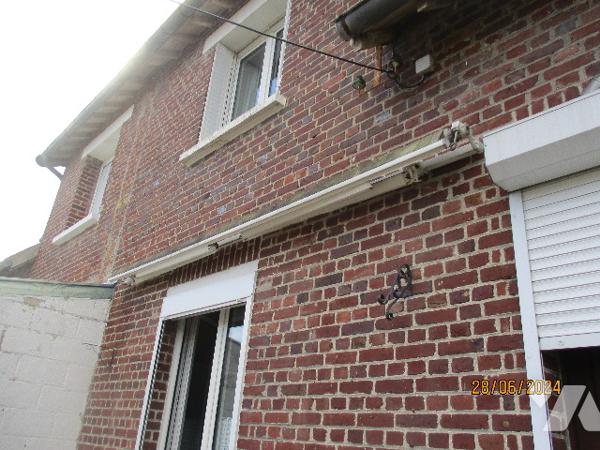 A EPPEVILLE (SOMME) maison à usage d'habitation mitoyenne d'un côté