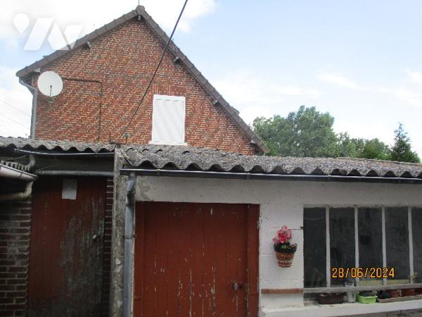 A EPPEVILLE (SOMME) maison à usage d'habitation mitoyenne d'un côté