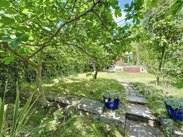 Lavérune (34880) Lavérune. Maison passive bioclimatique d'architecte dans domaine historique.