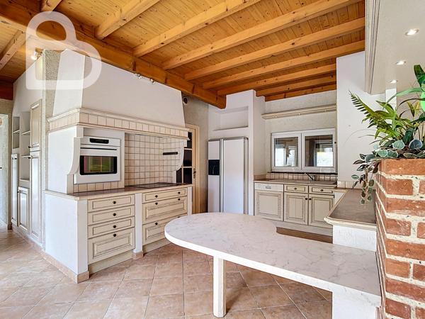 Montaigu-de-Quercy (82150) Ensemble de deux maisons de village en pierre avec jardin et garage