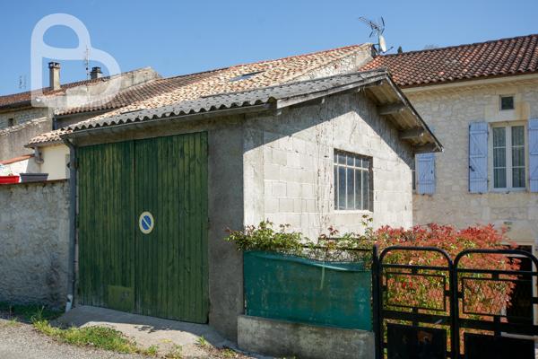 Montaigu-de-Quercy (82150) Ensemble de deux maisons de village en pierre avec jardin et garage