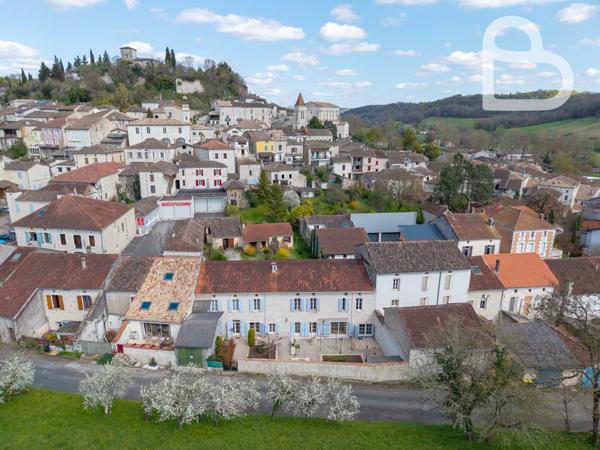 Montaigu-de-Quercy (82150) Ensemble de deux maisons de village en pierre avec jardin et garage