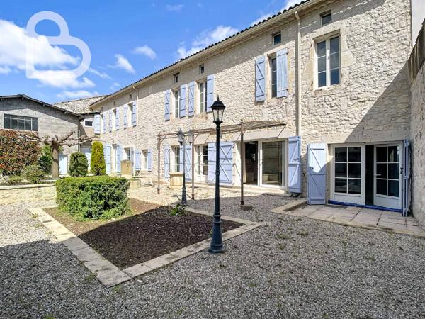 Montaigu-de-Quercy (82150) Ensemble de deux maisons de village en pierre avec jardin et garage