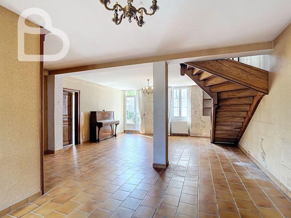 Montaigu-de-Quercy (82150) Ensemble de deux maisons de village en pierre avec jardin et garage