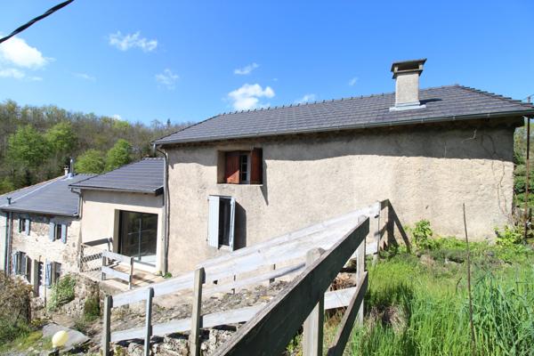 Fayet (12360) Maison en pierre de 159 m² avec jardin, terrasses et vue dégagée