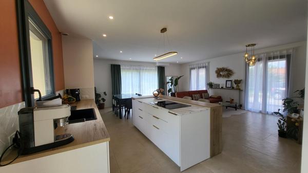 Maison de plain-pied 4 chambres avec terrain de1982m²