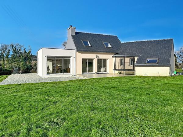 Maison 7 pièces, 178 m² au sol, vie de plain-pied, hangar et deux dépendances